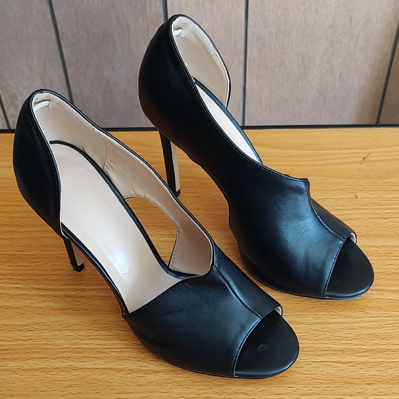 Ladies Black Pumps - Picture 2 of 3